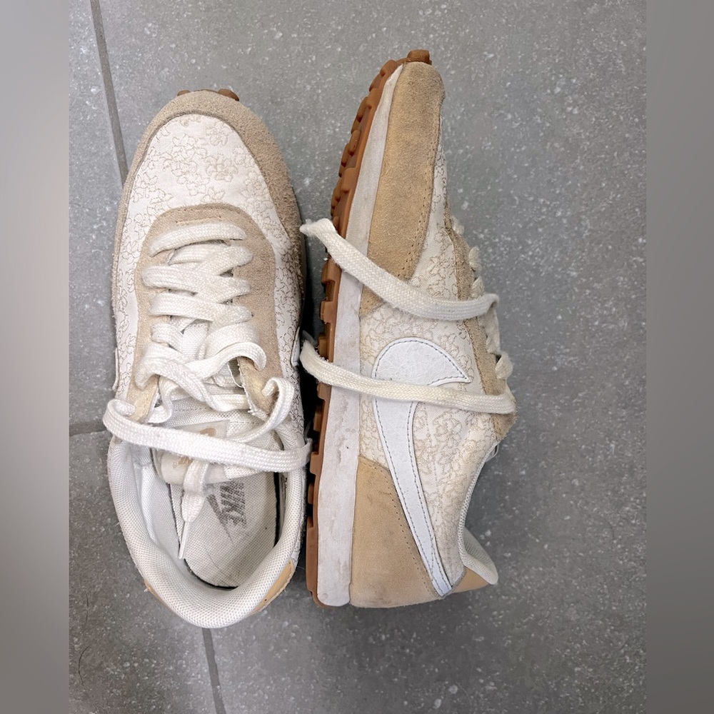 Good condition, worn Nike Waffle shoes. Women’s size 7.